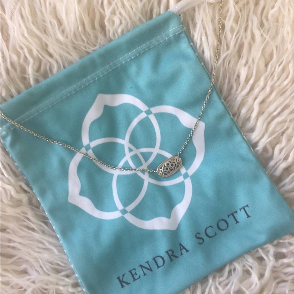 Elisa Pendant Necklace in Filigree